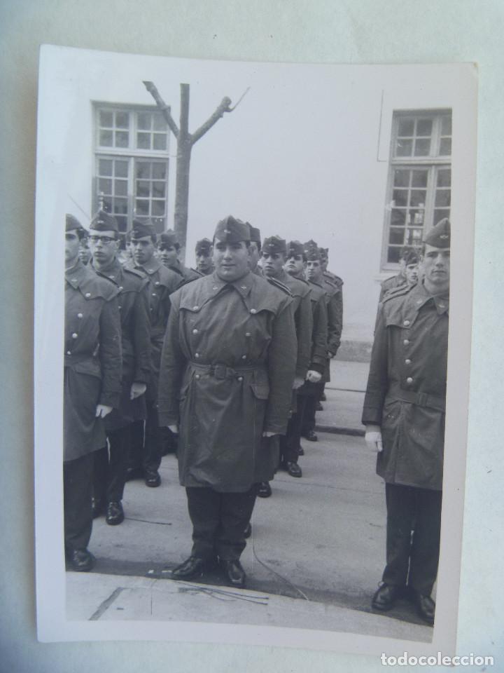 Fotograf&iacute;a antigua: AVIACION : FOTO DE FORMACION DE MILITARES DEL EJERCITO DEL AIRE, CON GABARDINA