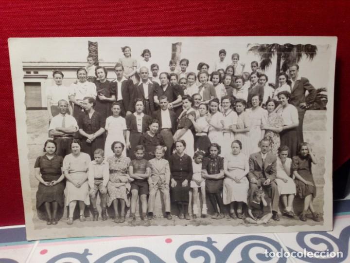 Alte Fotografie: GRAN GRUPO DE PERSONAS POSANDO PARA LA C&Aacute;MARA / FOTO POSTAL ANTIGUA A&Ntilde;OS 40 / ESPA&Ntilde;A HOMBRE MUJER