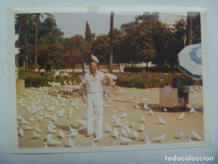 Antique Photography: FOTO DEL PARQUE DE MARIA  LUISA SEVILLA : SE&Ntilde;OR EN LA PLAZA DE LAS PALOMAS