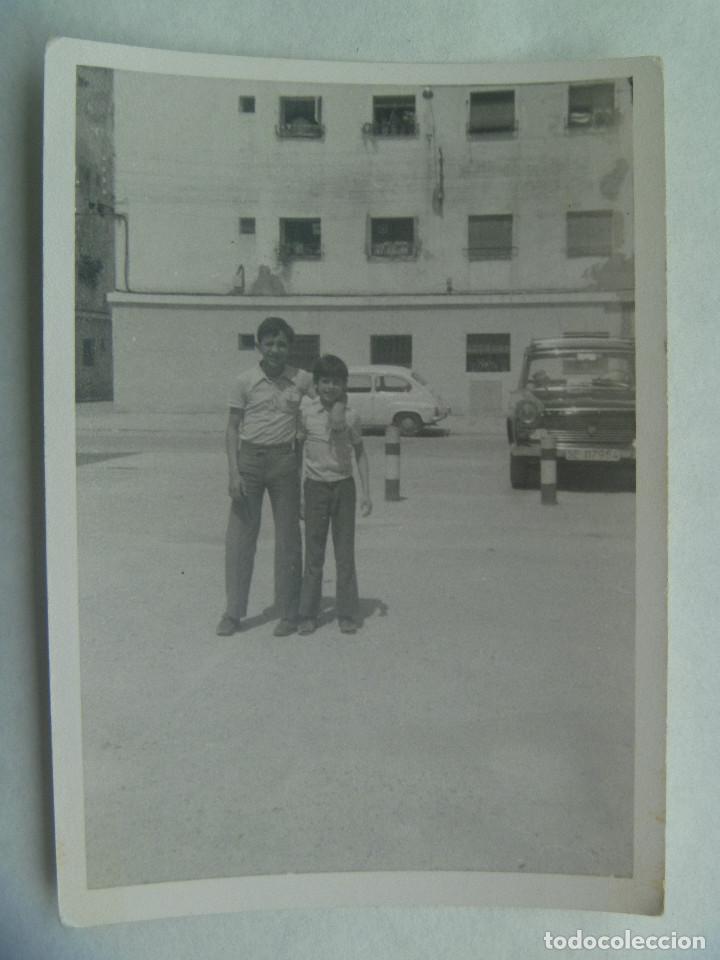 Fotograf&iacute;a antigua: FOTO DE NI&Ntilde;OS POSANDO, DETRAS COCHES DE EPOCA , SEAT 600