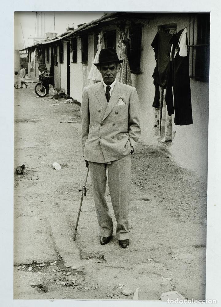 Fotograf&iacute;a antigua: Fotografia de Pepa Llin&agrave;s titulada ...i aix&ograve; tamb&eacute; &eacute;s la ciutat a&ntilde;os 80