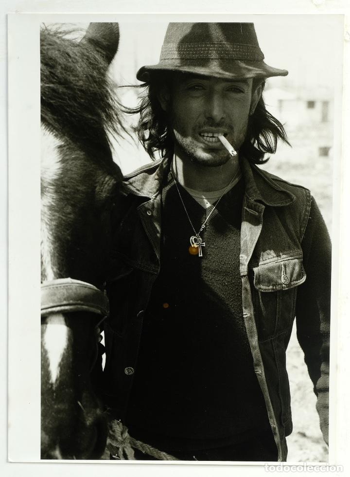 Fotograf&iacute;a antigua: Fotografia de Pepa Llin&agrave;s Retrato de hombre con caballo a&ntilde;os 80