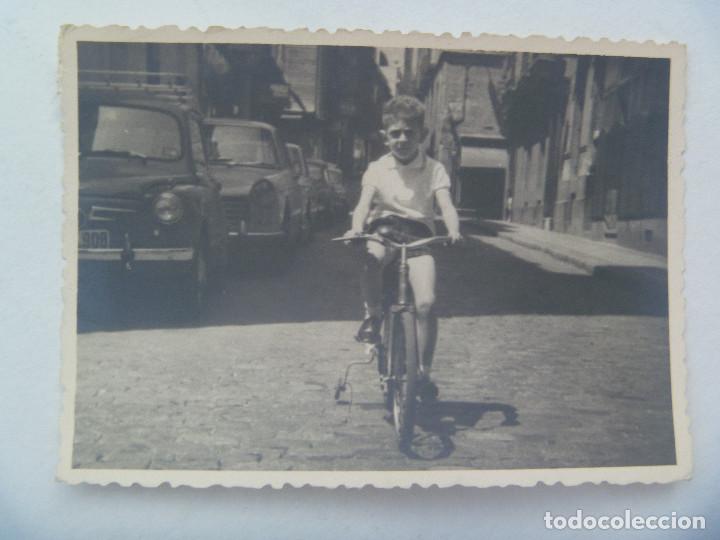 Fotograf&iacute;a antigua: FOTO DE NI&Ntilde;O CON BICICLETA, DETRAS COCHES DE EPOCA , SEAT 600 , ETC