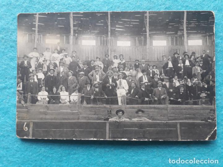 Fotograf&iacute;a antigua: Fotograf&iacute;a antigua de personajes en la plaza de toros.
