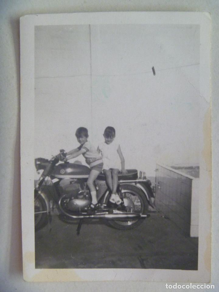 Fotograf&iacute;a antigua: FOTO DE NI&Ntilde;OS MONTADOS EN UNA MOTO MONTESA