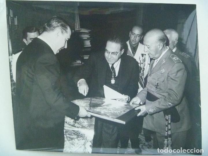 Fotografia antica: FOTO DEL CAUDILLO CON LAUREADA, UTRERA MOLINA Y MORENO DE LA COVA, ALCALDE DE SEVILLA