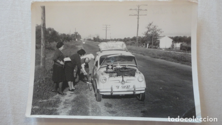 Fotograf&iacute;a antigua: ANTIGUA FOTOGRAFIA.PERSONAS CAMBIANDO NEUMATICO.SEAT 600 1965