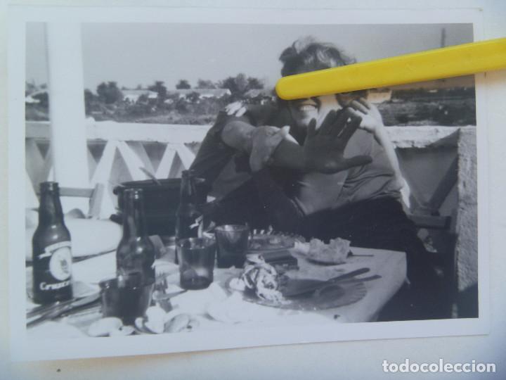 Fotograf&iacute;a antigua: FOTO DE MUJERES DE CACHONDEO, BOTELLINES CERVEZA CRUZCAMPO