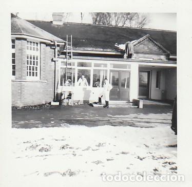 Fotografia antiga: 2 bonitas fotograf&iacute;as. M&eacute;dicos en la puerta de la cl&iacute;nica.  A&ntilde;os 60.