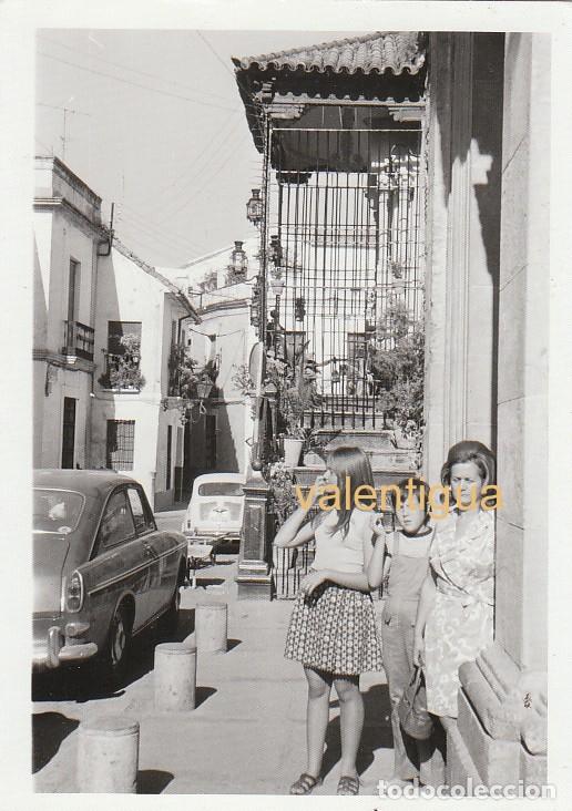Fotograf&iacute;a antigua: Preciosa fotograf&iacute;a. Una bonita calle de Sevilla?. Seat 600. 1970.