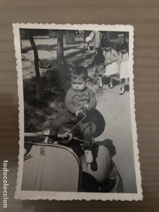 Fotograf&iacute;a antigua: ANTIGUA FOTOGRAF&Iacute;A NI&Ntilde;O EN MOTO VESPA