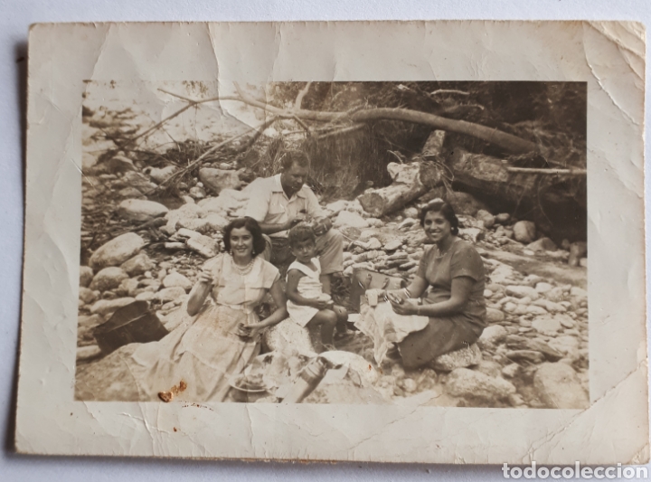 Fotografia antiga: Foto familiar, comiendo en el cauce de un r&iacute;o. A&ntilde;os. 50s.