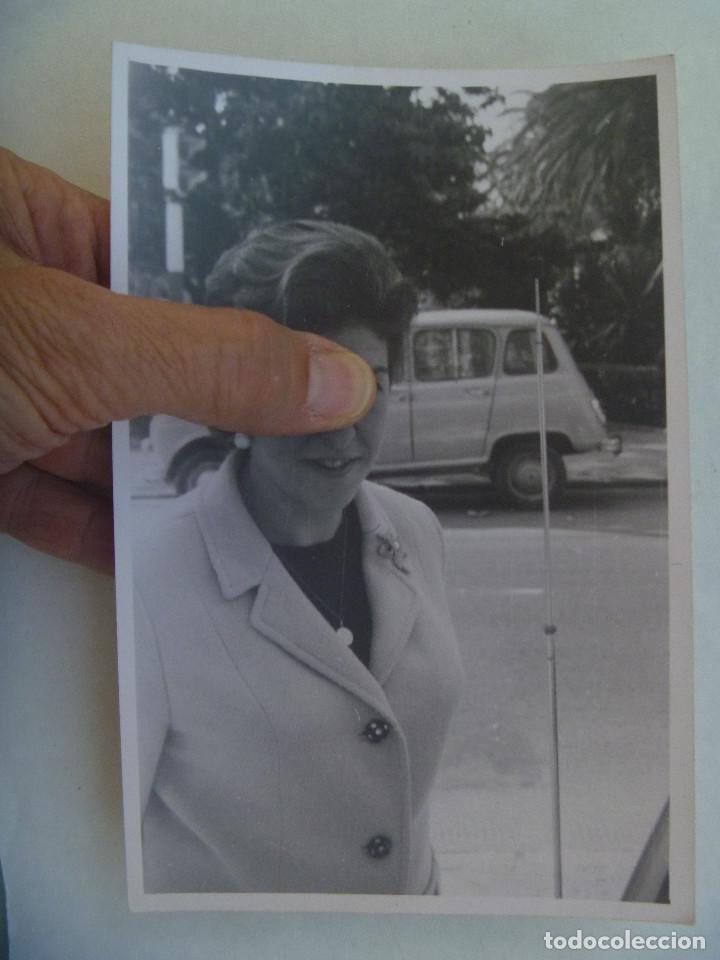 Fotograf&iacute;a antigua: FOTO DE SE&Ntilde;ORA, DETRAS UN COCHE CITROEN ......... 12 X 18 CM