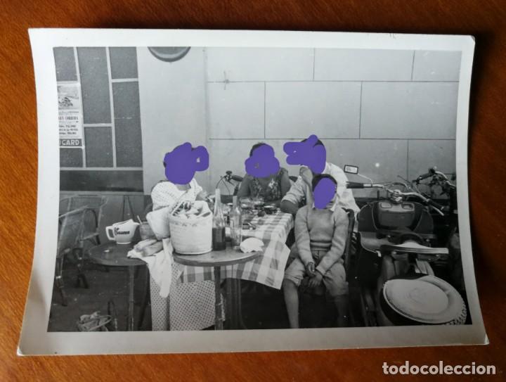 Fotograf&iacute;a antigua: MOTO VESPA O LAMBRETA. FAMILIA. ANTIGUA FOTOGRAF&Iacute;A. FOTO A&Ntilde;OS 50/60.
