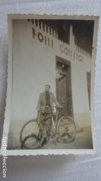 Fotograf&iacute;a antigua: ANTIGUA FOTOGRAFIA.SE&Ntilde;OR EN BICICLETA FRENTE A HOTE.RUIZ NIEVES A&Ntilde;OS 40?
