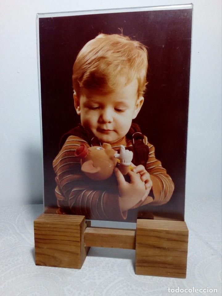 Alte Fotografie: FOTO DE ESTUDIO DE NI&Ntilde;O CON CERDITO - PORTARRETRATOS MADERA Y PL&Aacute;STICO - (A&Ntilde;OS 70)