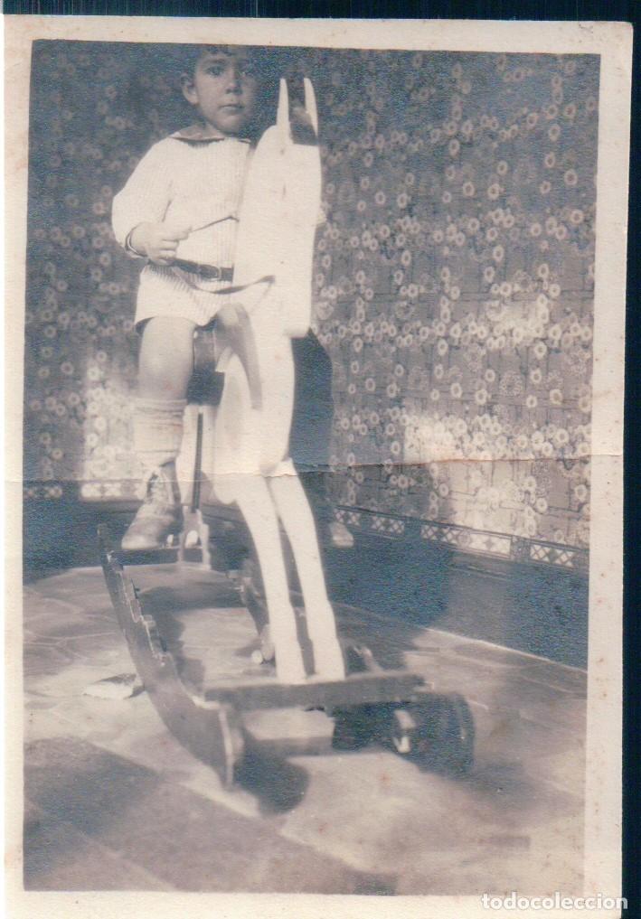 Photographie ancienne: FOTOGRAFIA NI&Ntilde;O JUGANDO CON CABALLITO DE MADERA - 6 X 8,5 CM