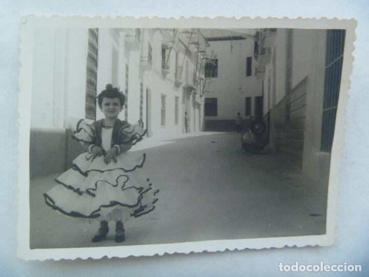 Fotograf&iacute;a antigua: FOTO DE NI&Ntilde;A VESTIDA DE FLAMENCA , AL FONDO UNA MOTE VESPA