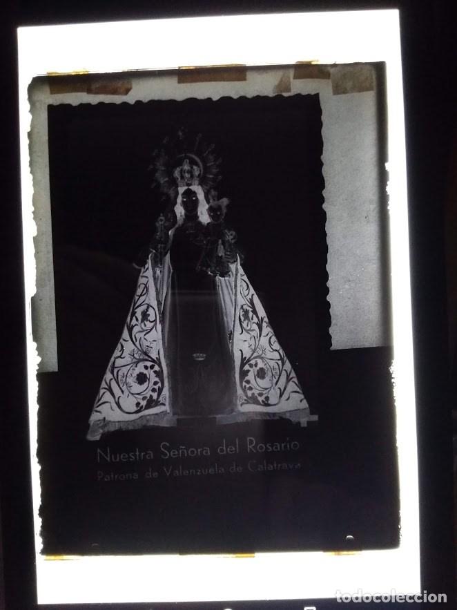 Fotografia antiga: VALENZUELA DE CALATRAVA CIUDAD REAL ANTIGUO CLICH&Eacute; DE NTRA SRA DEL ROSARIO NEGATIVO EN CRISTAL