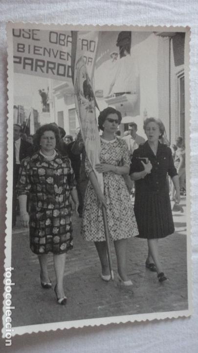 Fotograf&iacute;a antigua: ANTIGUA FOTOGRAFIA.SE&Ntilde;ORAS CON ESTANDARTE.SAN JOSE OBRERO.FOTO QUEVEDO.CONSTANTINA A&Ntilde;OS 50.60?