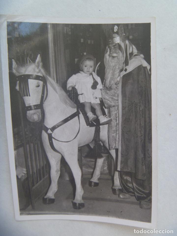 Fotografia antiga: MINUTERO DE FOTOGRAFO DE NAVIDAD : NI&Ntilde;O EN CABALLITO DE CARTON Y REY MAGO. A&Ntilde;OS 50