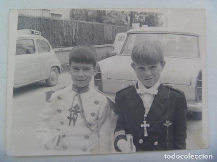 Fotografia antica: FOTO DE NI&Ntilde;OS DE PRIMERA COMUNION. CABALLERO DE SANTIAGO Y MARINO CON ROKISKI. SEAT 600 DETRAS