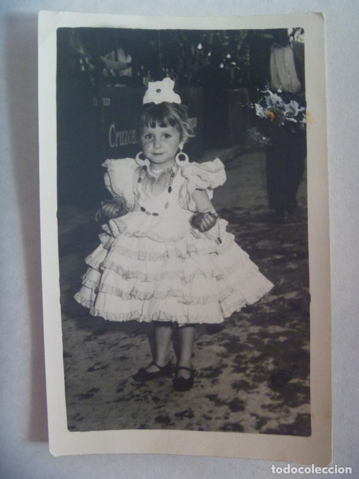 Fotograf&iacute;a antigua: MINUTERO DE FOTOGRAFO DE FERIA : NI&Ntilde;A VESTIDA DE FLAMENCA, DETRAS MOSTRADOR DE CRUZCAMPO