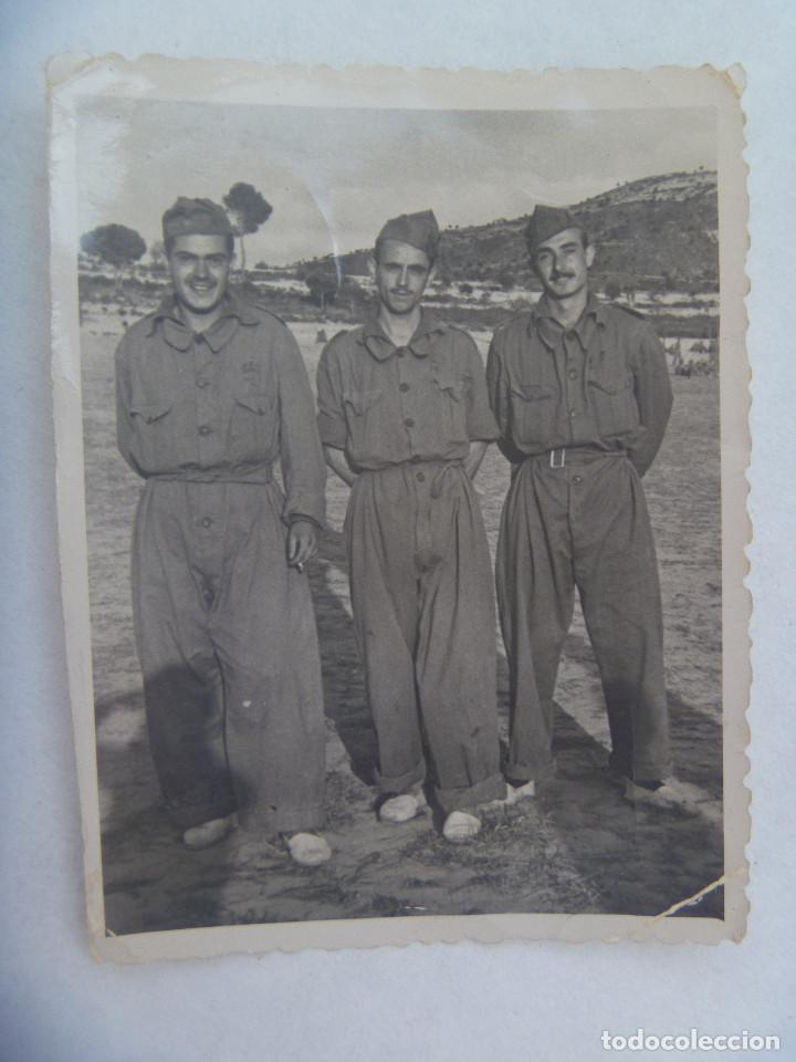 Fotograf&iacute;a antigua: FOTO DE MILITARES POSANDO CON MONO, CAMPAMENTO DE PAY&Aacute; , 1947 . SOMBRA DEL FOTOGRAFO