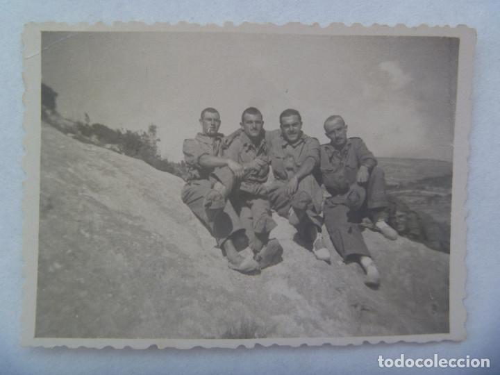 Fotograf&iacute;a antigua: FOTO DE MILITARES POSANDO CON MONO Y ALPARGATAS.  PAY&Aacute; , 1947
