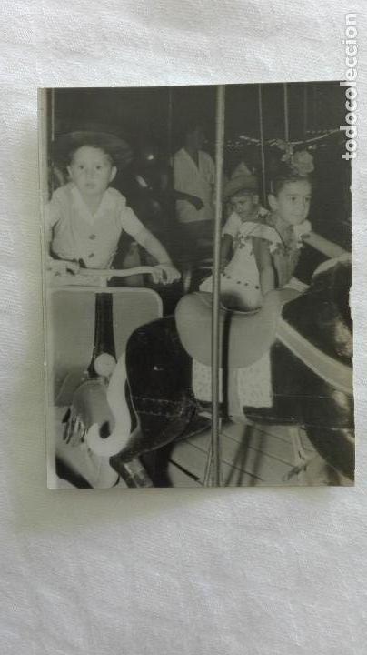 Fotograf&iacute;a antigua: MINUTERO DE FOTOGRAFO DE FERIA: NI&Ntilde;OS EN VESPA Y CABALLITO DEL TIOVIVO