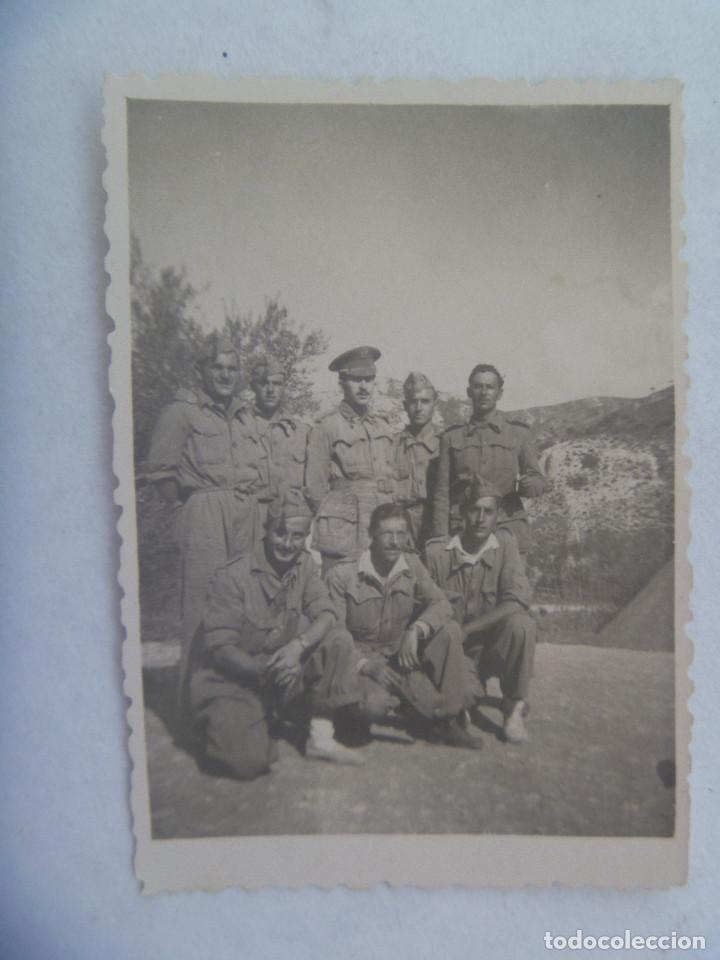 Fotograf&iacute;a antigua: FOTO DE MILITARES POSANDO CON SU OFICIAL. EN  ALPARGATAS.  PAY&Aacute; , 1947