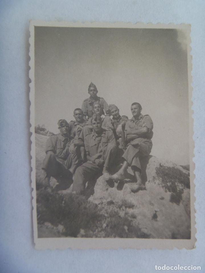 Fotograf&iacute;a antigua: FOTO DE MILITARES POSANDO CON MONO Y ALPARGATAS.  PAY&Aacute; , 1947