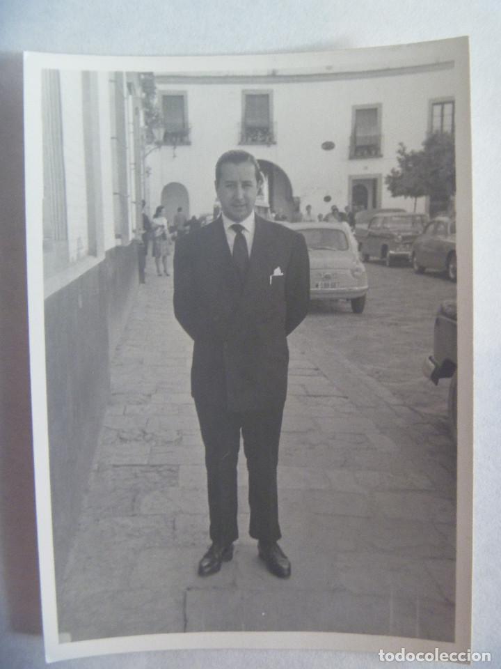 Fotograf&iacute;a antigua: FOTO DE SE&Ntilde;OR TRAJEADO EN EL PATIO DE BANDERAS DE SEVILLA, DETRAS SEAT 600