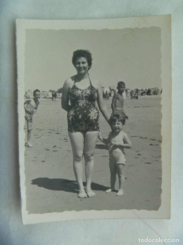 Photographie ancienne: FOTO DE MUJER Y NI&Ntilde;O EN BA&Ntilde;ADOR EN LA PLAYA.