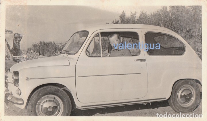 Fotograf&iacute;a antigua: Tarde en el campo con un precioso Seat 600. A&ntilde;o 1971.