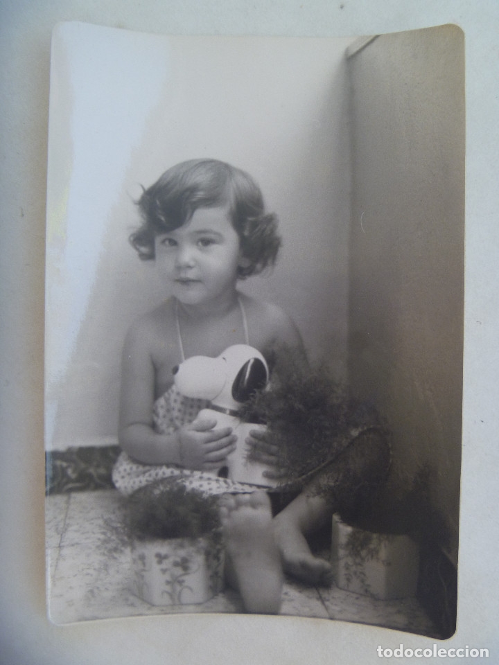Fotograf&iacute;a antigua: FOTO DE NI&Ntilde;A CON SNOOPY DE JUGUETE