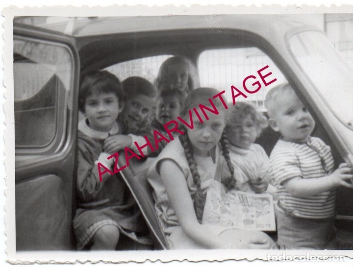 Fotografia antiga: ANTIGUA FOTOGRAFIA, NI&Ntilde;OS DENTRO DE UN SEAT 600, 104X74MM