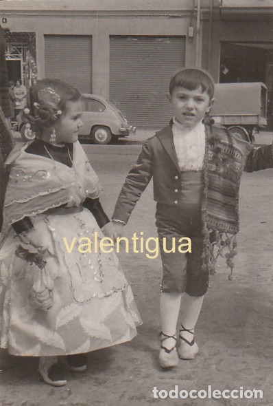 Fotograf&iacute;a antigua: Bonita fotograf&iacute;a. Dos ni&ntilde;os falleros, detr&aacute;s motocarro y Seat 600. A&ntilde;os 60.