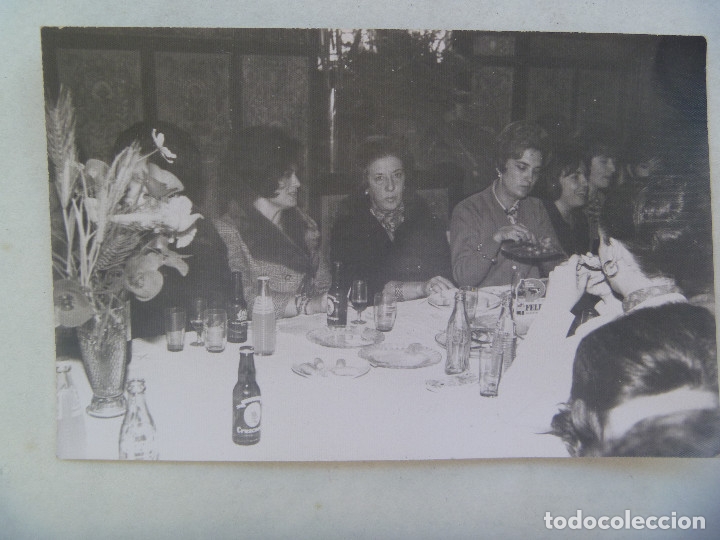 Fotograf&iacute;a antigua: FOTO DE SE&Ntilde;ORAS CONVIDANDOSE, BOTELLINES DE CERVEZA CRUZCAMPO, ETC