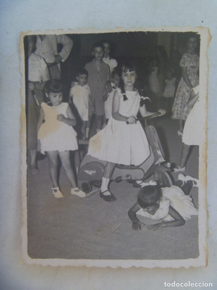 Fotograf&iacute;a antigua: MINUTERO DE FOTOGRAFO DE FERIA : NI&Ntilde;OS CON MOTO VESPA SIMULANDO UN ATROPELLO