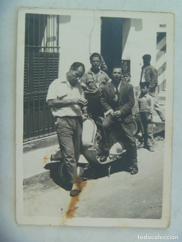 Fotograf&iacute;a antigua: FOTO DE HOMBRES CON MOTO VESPA . DE FARI&Ntilde;AS, PUERTO DE SANTA MARIA