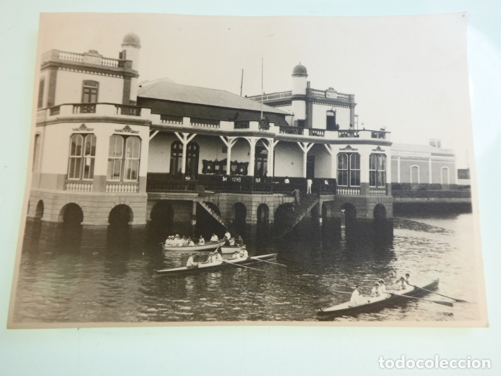 Fotografia antica: Fotograf&iacute;a Principios de siglo XX. Barcas por canal junto a edificio a identificar. 16 x 11 cm.