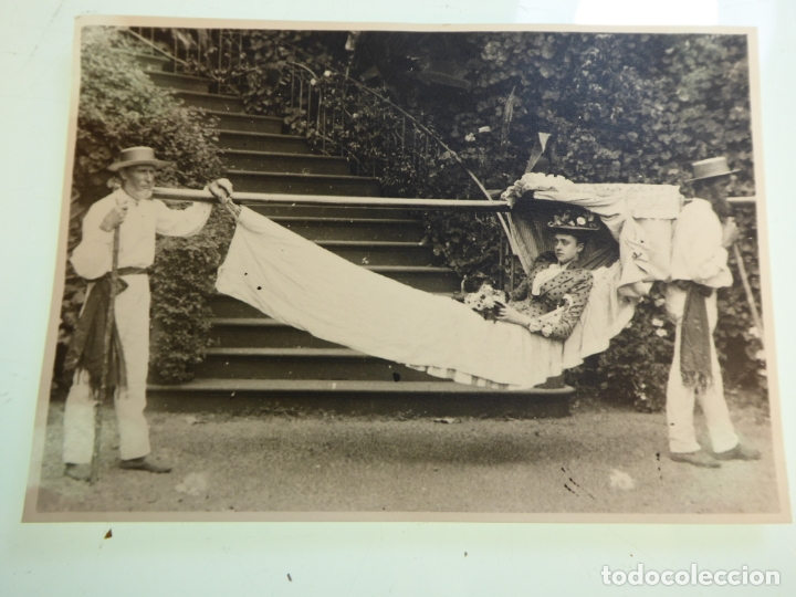 Fotografia antica: Fotograf&iacute;a Principios de siglo XX. Se&ntilde;ora en amaca suspendida con porteadores. 16 x 11 cm.