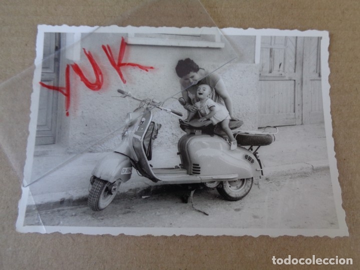 Fotograf&iacute;a antigua: FOTO DE NI&Ntilde;O EN VESPA 1960
