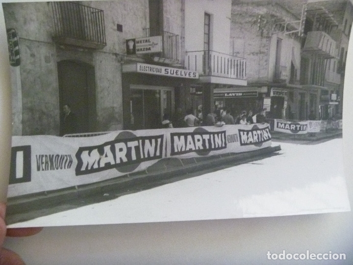 Fotograf&iacute;a antigua: CICLISMO : FOTO DE CALLE PREPARADA PARA RECIBIR LA CARRERA, PUBLICIDAD MARTINI, ETC .. 12 X 18 CM