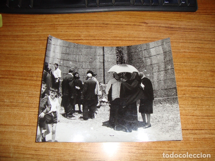 Fotograf&iacute;a antigua: (ALB-TC-150) FOTOGRAFIA ORIGINAL PRENSA EL PARROCO DE GENDE HABLA CON UNOS ROMEROS