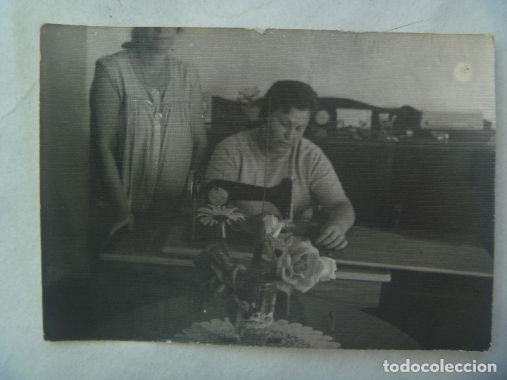 Alte Fotografie: FOTO DE MUJER COSIENDO CON UNA MAQUINA DE COSER DE EPOCA