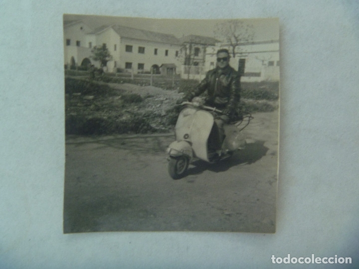 Fotograf&iacute;a antigua: FOTO DE SE&Ntilde;OR UNA MOTO VESPA MATRICULA DE CADIZ