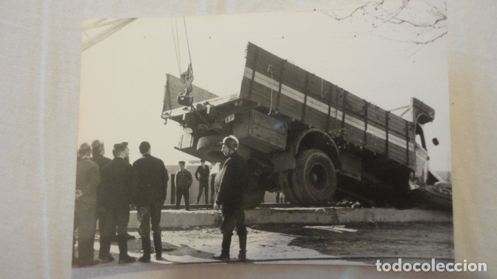 Fotograf&iacute;a antigua: ANTIGUA FOTOGRAFIA.ACCIDENTE DE CAMION.TRANSPORTES PERE.PALAMOS.A&Ntilde;OS 60