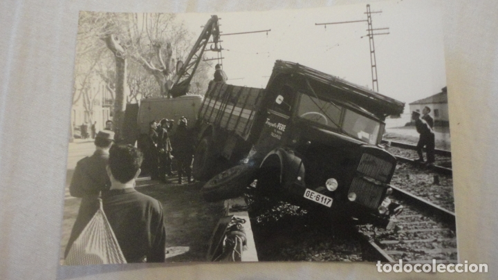 Fotograf&iacute;a antigua: ANTIGUA FOTOGRAFIA.ACCIDENTE DE CAMION.TRANSPORTES PERE.PALAMOS.A&Ntilde;O 60